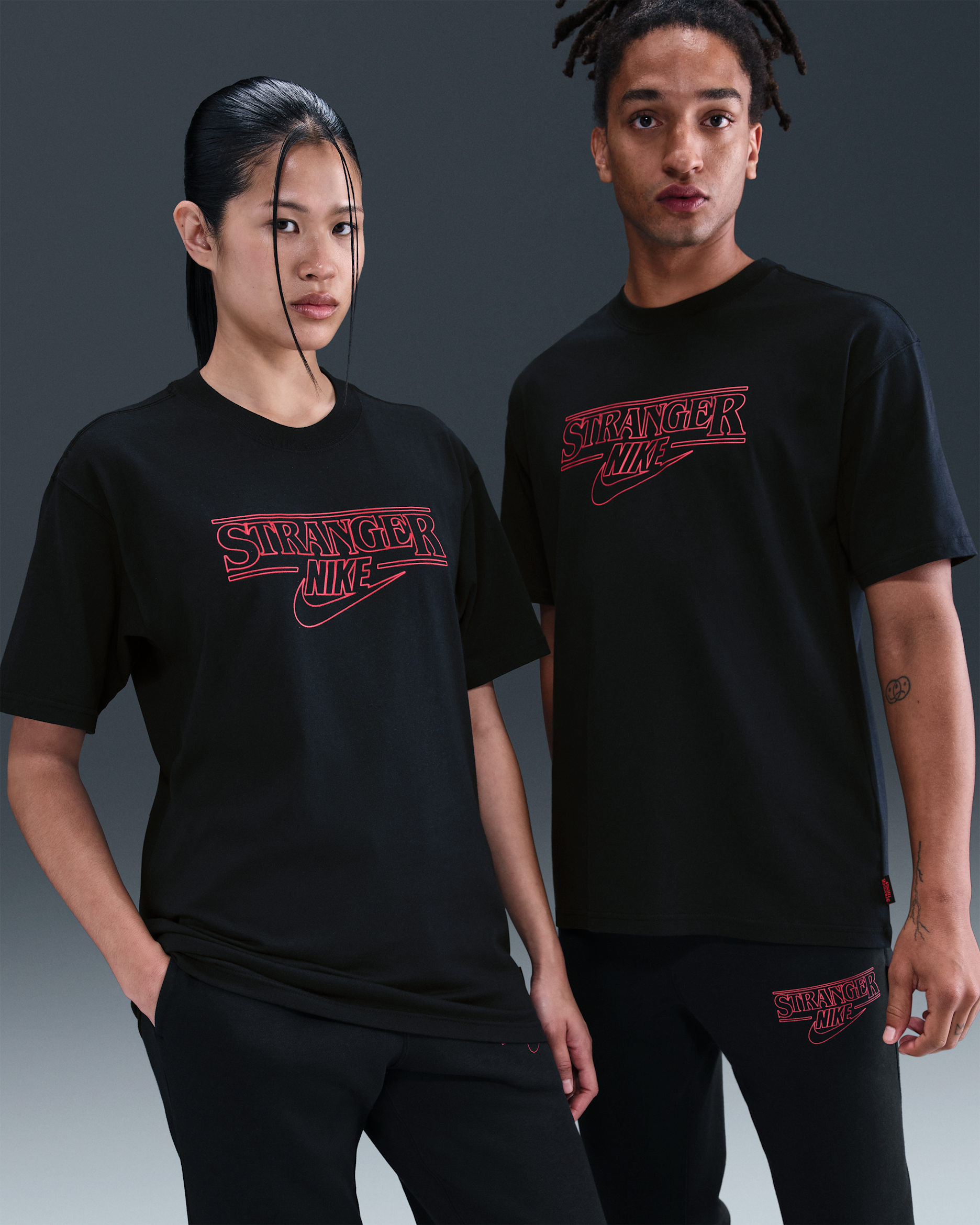 NIKE公式】ナイキ x ストレンジャー シングス メンズ Tシャツ